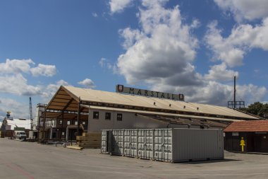 Münih'te Theresienwiese'de Oktoberfest çadırlarının inşası