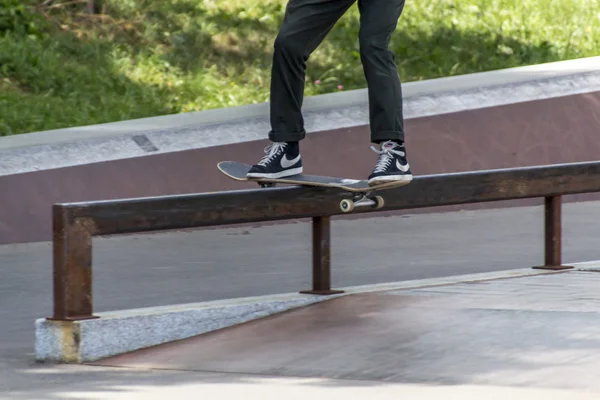 Skate praticando em Theresienwiese em Munique, 2015 — Fotografia de Stock