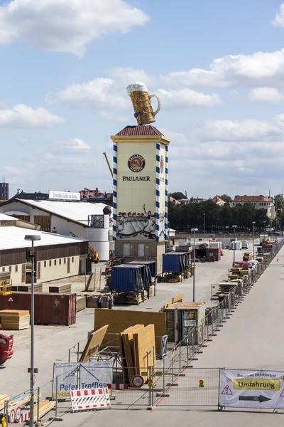 Opbouw van de tenten van de Oktoberfest bij Theresienwiese in München, 2015 — Stockfoto