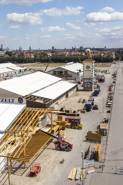 Construção das tendas Oktoberfest em Theresienwiese em Munique, 2015 — Fotografia de Stock