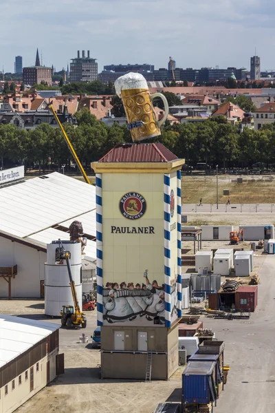 Opbouw van de tenten van de Oktoberfest bij Theresienwiese in München, 2015 — Stockfoto