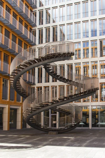 Reescribiendo escaleras - Escultura de escaleras interminables en Ganghoferstrasse en Munich, Alemania, 2015 —  Fotos de Stock