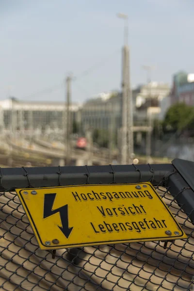 Perigo sinal de alta tensão em Hackerbruecke em Munique, 2015 — Fotografia de Stock