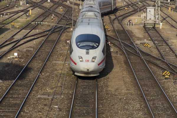 Comboio ICE que parte da estação ferroviária central de Munique, 2015 — Fotografia de Stock