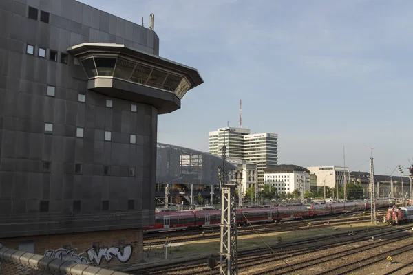 Plataforma de estação Hackerbruecke com a estação de ônibus de Munique, 2015 — Fotografia de Stock