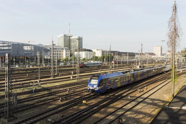 Plataforma de estação Hackerbruecke com a estação de ônibus de Munique, 2015 — Fotografia de Stock