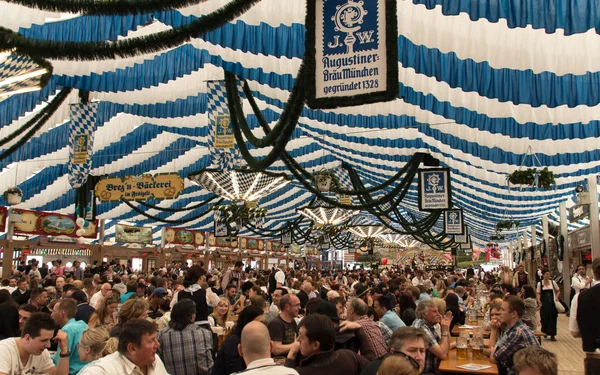 Tenda della birra al Festival di Primavera di Theresienwiese a Monaco di Baviera, Germania — Foto Stock