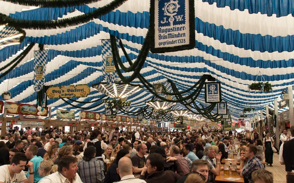 Münih Theresienwiese Bahar Festivali'nde bira çadırı, Almanya