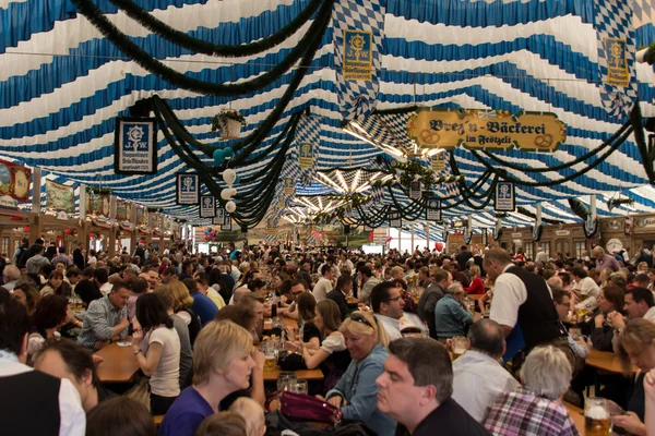 Tenda de cerveja no Festival da Primavera em Theresienwiese em Munique, Alemanha — Fotografia de Stock