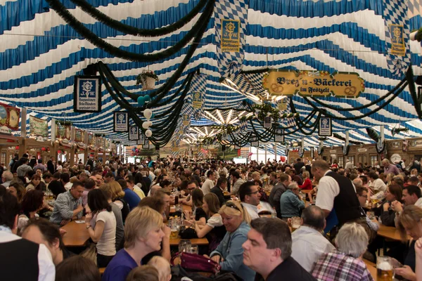 Tenda della birra al Festival di Primavera di Theresienwiese a Monaco di Baviera, Germania — Foto Stock