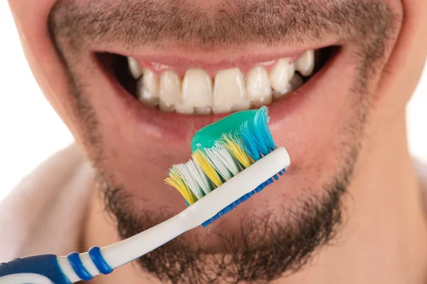 sakal ve bıyık ve beyaz ve mavi toothbrus closeup adamla