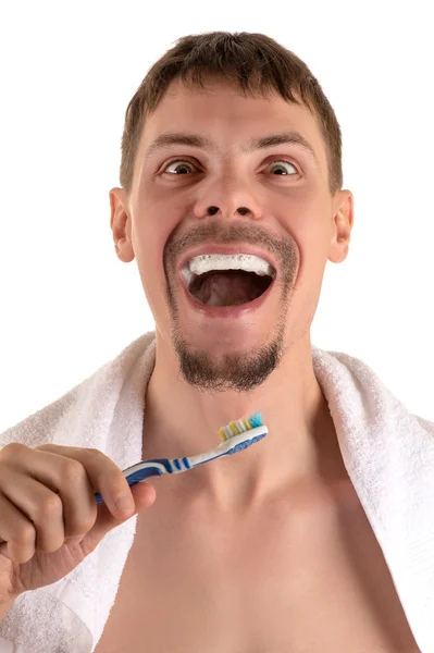 Louco adulto macho com branco e azul escova de dentes na mão — Fotografia de Stock