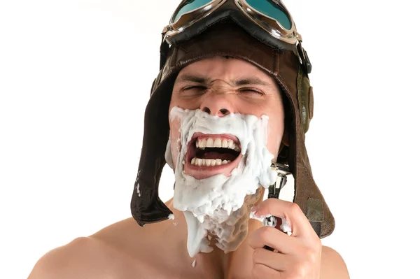 uçuş kaskı ve uçan gözlük yüzünde tıraş köpüğü ile adam tıraş çığlık tıraş
