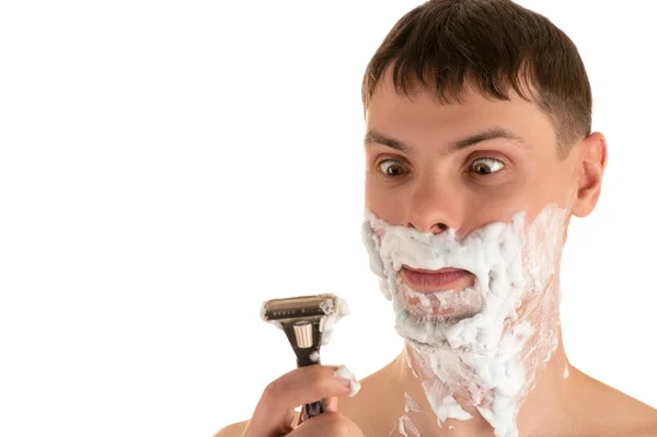 Ritratto di uomo schiuma da barba nello stupore guardando rasoio affilato in mano — Foto Stock