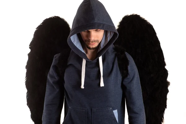 adam elleriyle ayakta ve sırt ve siyah kanatları aşağı bakar