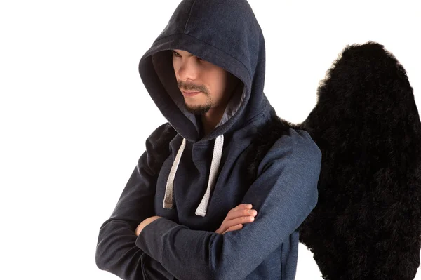 kollarını katlanmış ve sol omzunun siyah kanadı ile adam