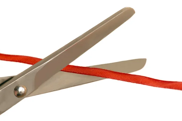 İnce kırmızı kurdele kesme makası