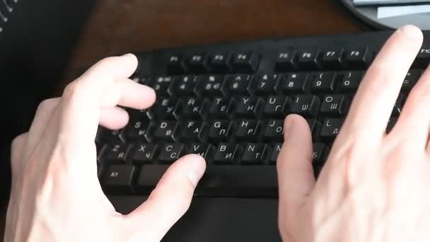 Manos escribiendo en el teclado negro — Vídeo de stock