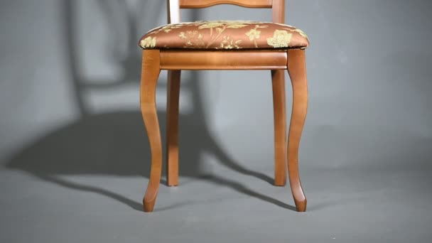 Chaise et chaise en bois Ombre — Video