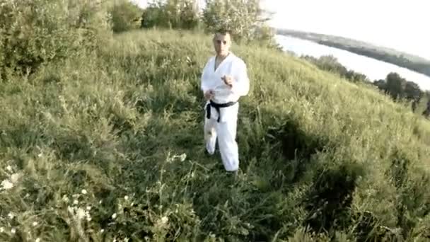 Hombre con cuchillo atacó Karateka — Vídeo de stock