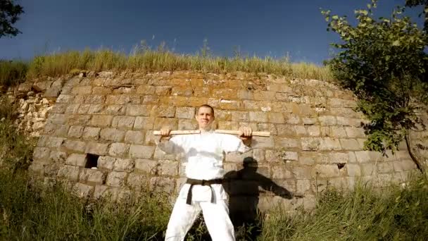 Mannen i kimono tåg med nunchaku slå sig på finger — Stockvideo