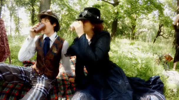 Ragazzo e ragazza in steampunk abito su picnic — Video Stock