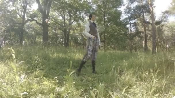 Молодой человек в винтажной одежде играет в пинг-понг на поляне — стоковое видео