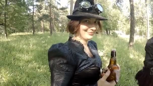 Hermosa chica en vestido con pastel y botella de vino sonriendo — Vídeo de stock