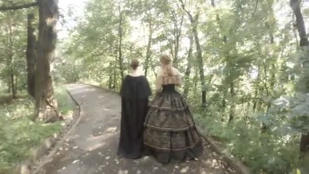 Due ragazze in abiti all'antica che passeggiano per il Parco — Video Stock