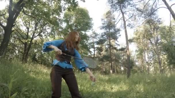 Söt flicka spelar badminton på gräsmattan — Stockvideo