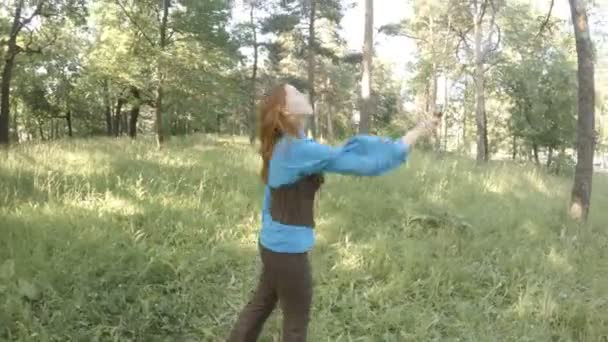 Zwei schöne Mädchen spielen Badminton auf dem Rasen — Stockvideo