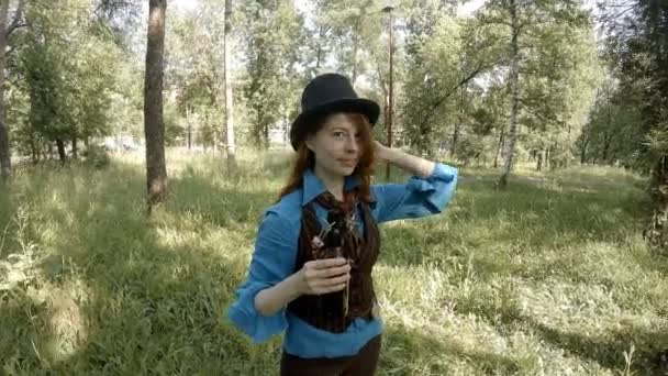 Mädchen mit roten Haaren richtet ihren Hut auf und hält Flasche — Stockvideo