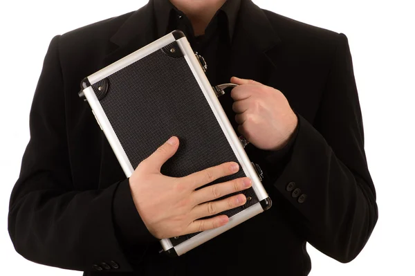 adam bir siyah ceket ve siyah tişört ile metal kasa