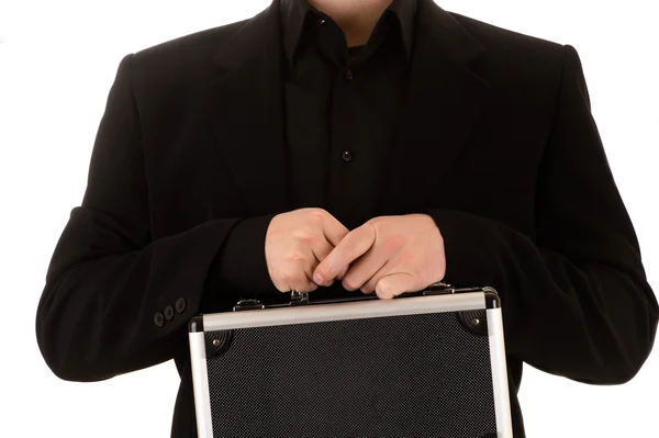 Hombre mantiene en una chaqueta negra y una camisa negra antes de sí mismo una caja de metal — Foto de Stock