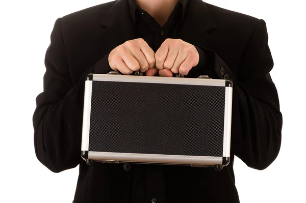 adam güçlü bir siyah ceket ve siyah tişört önce kendini bir metal kasa tutar