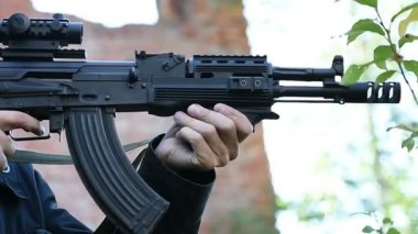 bir yandan görünüm silahla adam