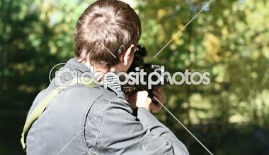 adam silah ile dikiz sonra yana doğru amaçlamaktadır