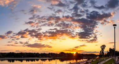Günbatımı bulutlarının sarı ve turuncu gölgeleri. Kasvetli mor bulutların dramatik yüksek irtifa arkaplanı. Seyirciyi derin düşüncelere daldıran hacimli bir ışık ve gölge manzarası. Görkemli manzara ışığı. Çeşitli şekiller..
