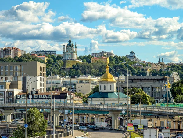 Kyiv 'in Podil bölgesinde iki kilise var. St. Andrew 's ve Ilyinskaya kiliseleri tek bir çerçevede. Ulaşım kavşakları ve tepeler. Ukrayna şehri.