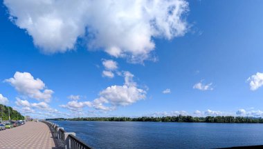 Bulutlu beyaz bulutlar panorama. Alçaktan uçan kümülüs bulutunun geniş panoramik boyutları değişkendir. Mavi arka planda, uzayda dolanıp duran, geniş buharlı lezyonlar. Gökyüzü dingin bir hareketle.