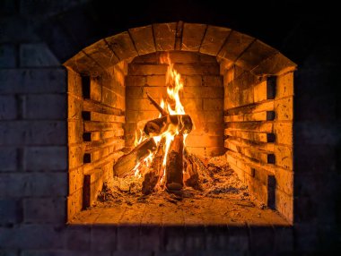 Ateşe yakın çekim taş tuğla dökme demir odun sıcak brülör