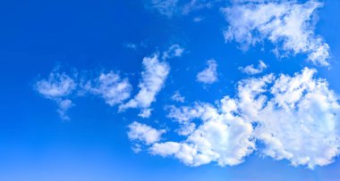 Geniş detaylı gökyüzü manzarası ve çok sayıda bulut. Rüzgara doğru uçan bulutlarla dolu engin bir yaz havası. Çapraz hareketin beyaz noktalarıyla doldurulmuş üniforma.