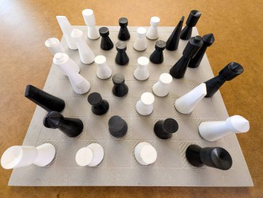 Satranç tahtası kompozisyonu Geniş Açı Beyaz ve Siyah Satranç Parçaları Masa Arkaplanı. Soyut stratejik figürler. Taktiksel konuşlanma caydırıcı güçler. Bir sonraki gizem askeri düşüncenin öngörüsüdür.