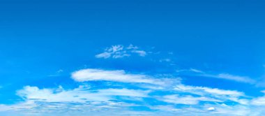 Güneşli bir günde sirrus bulutu ile panorama gökyüzü. Mavi açık cennet arka planında güzel geniş akış bulutları. Sağ ve yukarı doğru dinamik akış, ışık, panoramik ilerlemenin hızlı ruh hali ve pozitiflik.