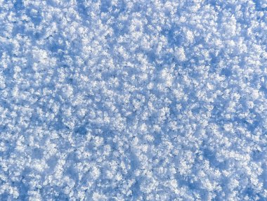 Kış beyazı soyut ezilmiş buz arkaplanı. Buz çatlakları, soğuk bir doku..