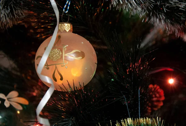 Giocattolo di Capodanno sull'albero — Foto Stock