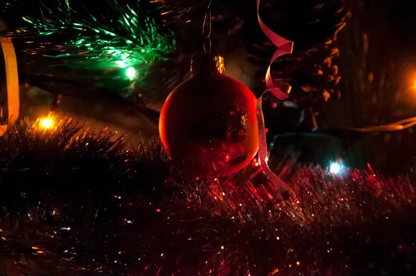 Ağaçta yeni yıl oyuncağı — Stok fotoğraf