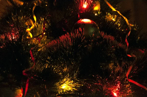木の上の新年のおもちゃ — ストック写真