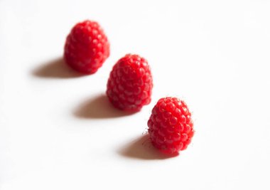 Beyaz arkaplanda ahududu.