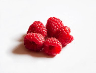 Beyaz arkaplanda ahududu.